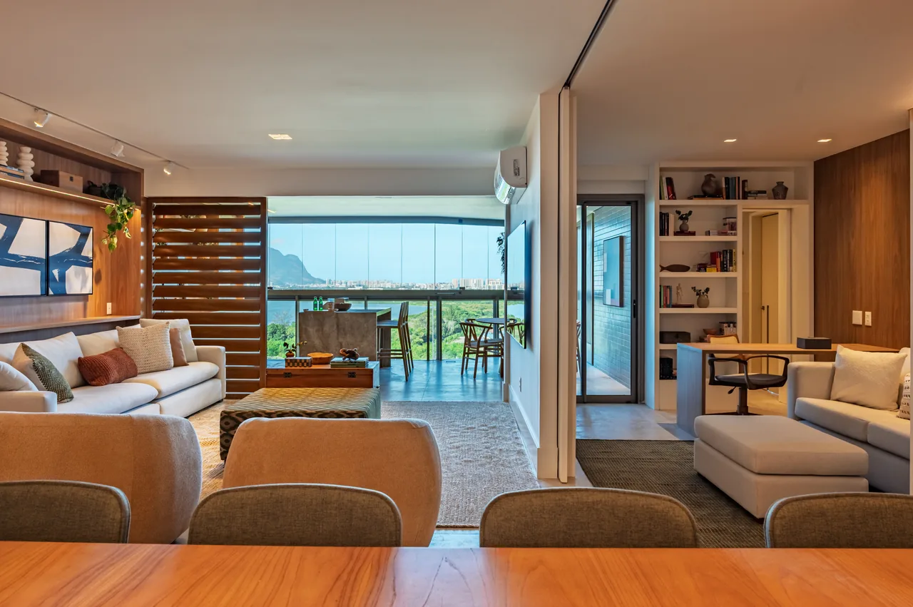 Living amplo com varanda integrada — decorado Pura por Artefacto